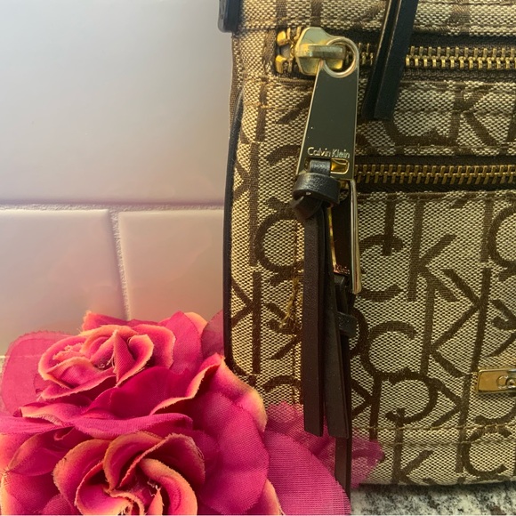 👜Cute small crossbody purse by Calvin Klein.👜 - Picture 6 of 10